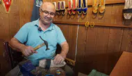 Plastik devrine inat ahşabın sesi: İzmirli usta asırlık geleneği yaşatıyor