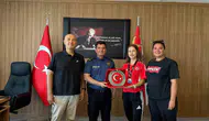 Madalya yolunda emniyet kalkanı: Milli bisikletçiden vefa ziyareti