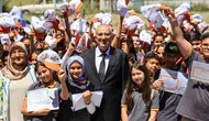 Denizli'den Şırnak'a uzanan gönül köprüsü: Karne sevincini şapkalarla taçlandırdılar