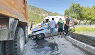 Menteşe’de korkutan kaza: Otomobil kamyona ok gibi saplandı