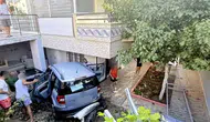 Didim'de korkutan kaza: Kontrolden çıkan otomobil apartman bahçesine daldı
