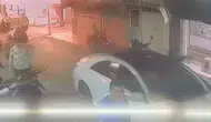 İzmir’de dehşet anları kamerada: Hareket halindeki araca bıçaklı saldırı