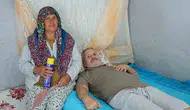 Felçli eşinin huzuru için sineklerle savaşıyor: Bir anlık boşluk bırakmıyor