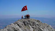 Spil Dağı’nın zirvesinde 15 Temmuz nöbeti: Şanlı bayrak dualarla yükseldi