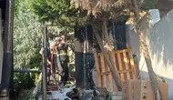 Efeler'de korkutan yangın: İtfaiye ekipleri alevleri büyümeden kontrol altına aldı