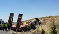 Uşak yolunda tır dehşeti: Direksiyon hakimiyetini kaybeden sürücü yaşam mücadelesi veriyor