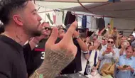 Alaçatı pazarında beklenmedik ritimler: Mahmut Orhan tezgah arasında DJ kabinine geçti