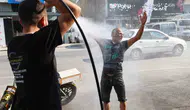 41 derecelik bunaltıcı sıcakta ilginç çözüm: Oto yıkamacıda serinledi