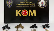 Bodrum'da şüpheli hareketler polisin dikkatinden kaçmadı: Çanta dolusu silahla yakalandılar