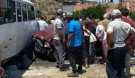 Bozdoğan yolunda korkutan çarpışma: İşçi servisi ile otomobil birbirine girdi