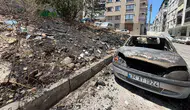 Karabağlar'da çöp yangını dehşeti: Araçlar alevlere teslim oldu