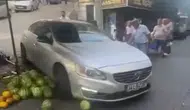 Efeler'de pazar yerinde korku dolu anlar: Lüks araçla tezgahlara daldı