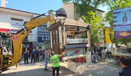 Kütahya'da Sevgi Yolu gerilimi: Çatıya çıkıp kendini zincirledi