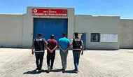 Afyonkarahisar yolunda kaçakçılık operasyonu: 5 yıl hapis cezası bulunan iki firari yakalandı