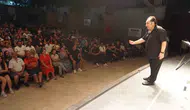 Faruk Sofuoğlu’ndan sahne tozlu bir nostalji yolculuğu: 80’ler ve 90’ların ruhu İzmir’de canlandı