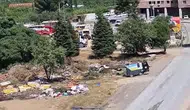 Kemalpaşa'da pes dedirten manzara: Belediye binasının arka bahçesi çöplüğe döndü