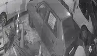 Sürücü kursu önünde soğukkanlı hırsızlık: İki genç motosikleti böyle götürdü