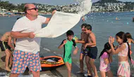 Bodrum sahillerinde sıra dışı serinlik: Kumsala tonlarca buz döktürdü