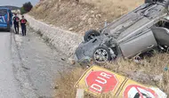 Bayat'ta Kontrolden Çıkan Otomobil Refüje Devrildi: 2 Yaralı