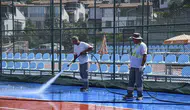 Kuşadası Tenis Kulübü’nde hijyen mesaisi: Kortlar pırıl pırıl oldu