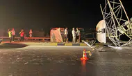 İzmir'de dikkatsizlik faciaya davetiye çıkardı: Dorsesi açık unutulan tır devrildi