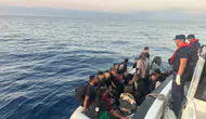 Foça ve Menderes’te Sahil Güvenlik’ten çifte baskın: Botlardaki 44 göçmen kıyıya çıkamadan yakalandı