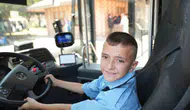 Minik Edip’in ESHOT hayali gerçek oldu: Direksiyona geçti, mutluluğu gözlerinden okundu