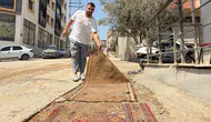 Bayraklı’da yol krizi büyüyor: Vatandaşlar çareyi evlerindeki halıları sokağa sermekte buldu