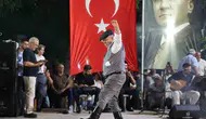 Tavas’ta zeybek rüzgarı: Kültürel miras meşalelerle selamlandı