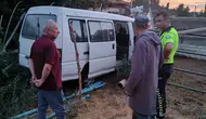 Bahçeye dalan minibüs alev aldı: Ev sahiplerinin soğukkanlı müdahalesi faciayı önledi