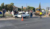Salihli'de Işıklı Kavşakta Feci Çarpışma: Motosiklet ve Otomobil Kafa Kafaya Geldi, 2 Kişi Hayati Tehlikeyle Hastaneye Kaldırıldı