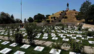 Genç ellerden vefalı dokunuş: 510 şehidin mezar taşına yeniden hayat verdiler