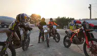 Alevlerin Arasında Bir Umut: Enduro Pilotları İkmal İçin Tepelerde