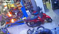 Kula’da Tamir Sırasında Alev Alan Motosiklete Müşteriden Sıra Dışı Müdahale