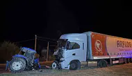 Uşak’ta kara yolunda can pazarı: Çarpışmanın şiddetiyle traktör parçalandı