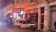 Zincir markete giren otomobilin dehşet anları kamerada: Kapalı olmasa faciaydı