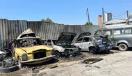 Bornova'da sabah dehşeti: Park halindeki araçlar alevlere teslim oldu
