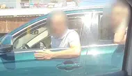 İzmir otoyolunda dehşet anları: Trafikte taşlı saldırı kamerada