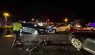 Ortaca'da trafik kilitlendi: Işıklı kavşakta üç araç birbirine girdi
