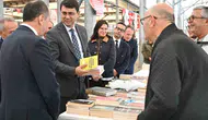 Uşak’ta edebiyat rüzgarı: Vali Kartal kitapseverlerle buluştu