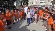 Minik savaşçı okuluna zaferle döndü: Sıralar Talha için yeniden çiçek açtı