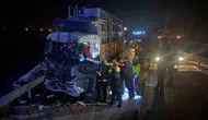 Afyonkarahisar'da dehşet anları: Kamyon sürücüsü hurdaya dönen araçta mahsur kaldı