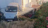 Kuşadası'nda korku dolu anlar: Otomobil balkona çakıldı