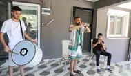 Evleri nota yuvasına dönüştü: Baba ve iki oğlu ekmeğini davul zurnadan çıkarıyor