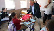 Honaz'da ders zili öncesi yüzleri güldüren hediye: 800 öğrenciye çanta desteği