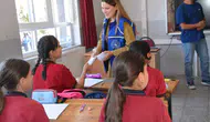 Okul yolunda gönüllü dayanışması: Miniklerin yüzünü güldürdüler