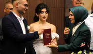 Bakan Göktaş'tan genç çifte çifte mutluluk: Hem nikah şahidi oldu hem de devletin desteğini hatırlattı