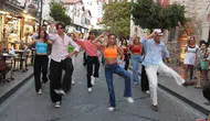 Çeşme’de ritim hiç düşmedi: İzmir Aşkına Derneği’nden çifte performans