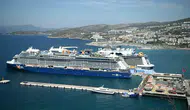 Kuşadası limanına dev gemilerle çıkarma: 8 bine yakın turist çarşıyı hareketlendirdi