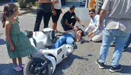 Efeler'de korkutan kaza: Ani fren motosikletliyi yola savurdu